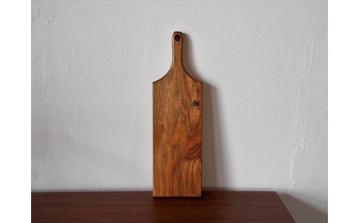 オニクルミの無垢材を使用し、全て手作りで仕上げています