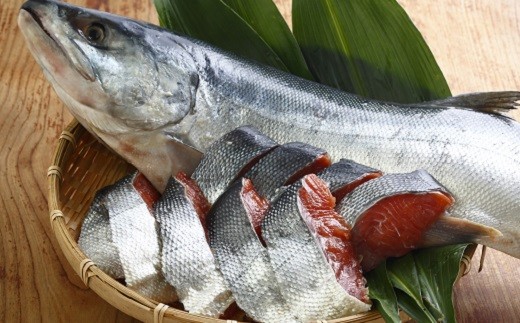 「秋鮭」を新鮮なうちに手捌きし粉砕塩をまぶして甘塩に仕上げた「新巻鮭」です。