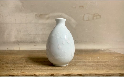 井上康徳 作　白磁青釉刻文　徳利　未使用品　共箱　井上萬二窯　酒器　日本酒　有田 井上康徳 作 白磁青釉刻文 徳利 未使用品 共箱 井上萬二窯 酒器 日本酒