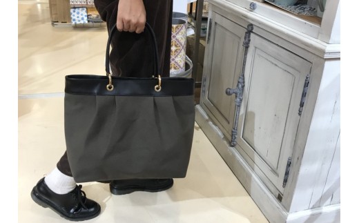 (オリーブ×ブラック)スカートのプリーツをイメージした女性らしいデザインです。