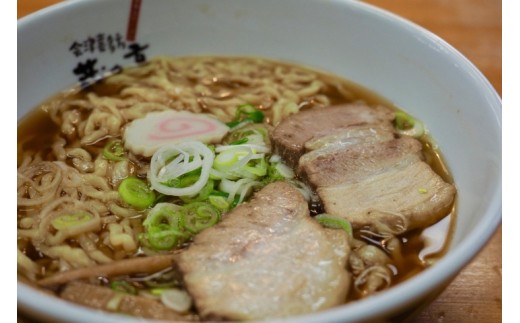 蔵々亭 喜多方ラーメンセット、醤油味の盛り付け例