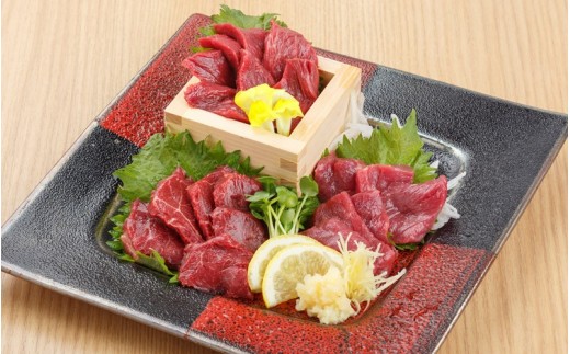 貴重な【国産】馬刺しの中でも、人気の「上赤身刺し」がたっぷり500g入った人気のセットです♪