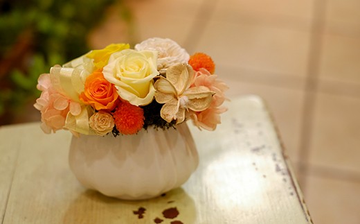 ばらの花を中心にアレンジします