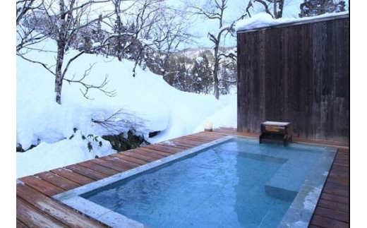 全室に天然温泉掛け流し半露天風呂をご用意