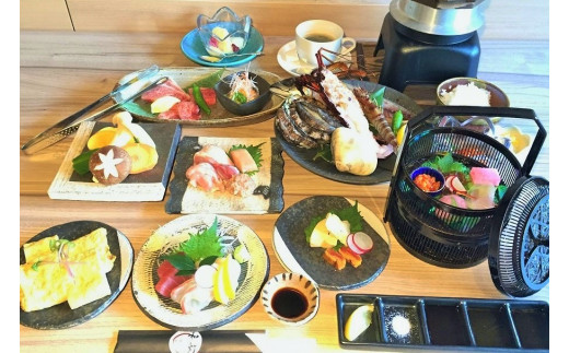 「但馬牛」「播州百日どり」「生簀から採った活きた車エビ」等の七輪焼きなど贅沢な『至福』コース<3名1組>お食事券です。