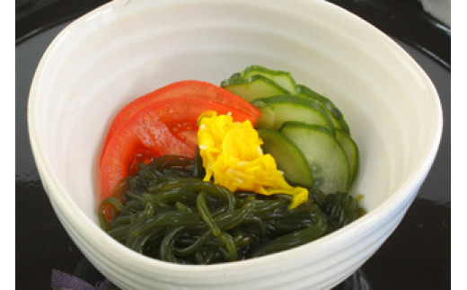 つるっと食べられるつるつるわかめは、アレンジも自由!サラダ、どんぶり、ラーメン、など。