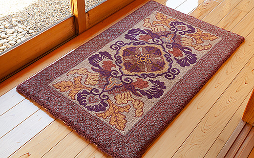 鍋島緞通 [手刺繍] 蟹牡丹文縁七宝 茶地桑色：C510-014 - 佐賀県佐賀市