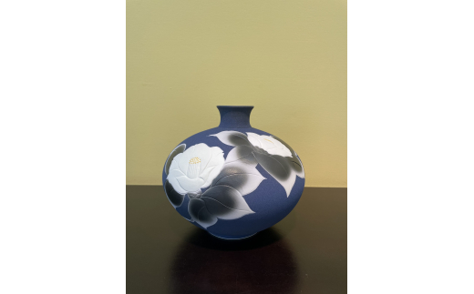 【伊万里焼】藍吹染白椿彫花瓶 H822 - 佐賀県伊万里市