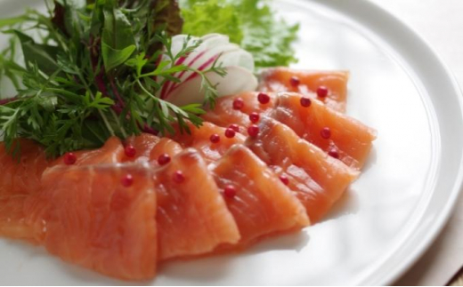 【香川県東かがわ市】[��4631-8836]2406スモークサーモン屋の極上燻鮭　半身　冷凍