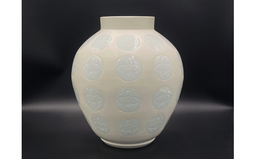 人間国宝　井上萬二　有田焼白磁　本人作 人間国宝 井上萬二作 白磁花紋彫文 壷 有田焼 A6000-2 - 佐賀県有田町