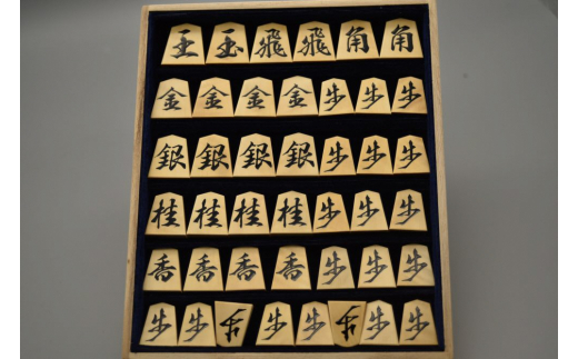 将棋駒　彫駒　一平作/錦旗 大棋特製 本黄楊特上彫 一平作 錦旗書 将棋駒 木箱付 M R8755