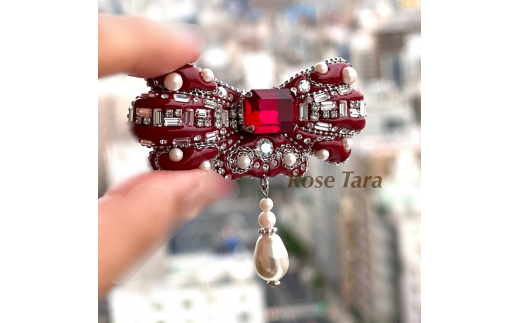 クラシカルなリボンブローチ（赤ーレッド）希少なスワロフスキー