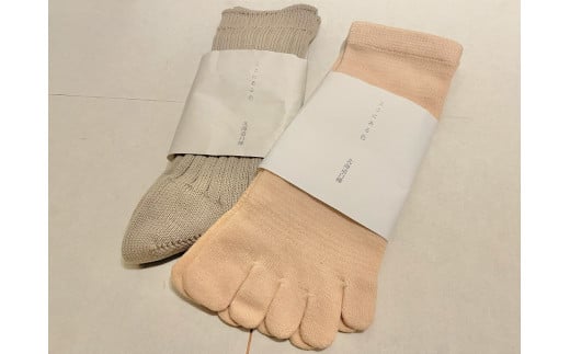 ふるさと納税 小物 ストール・マフラー 北海道 東川町 散歩道「ここにある色　北海道白樺染め靴下」（白樺ピンク リブ１足／白樺グレー ５本指１足） 白樺ピン… 散歩道「ここにある色 北海道白樺染め靴下」（白樺グレー リブ1