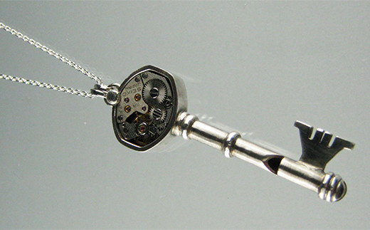 【地震!?】銀の笛 鍵だけど笛 メカニカルな手巻時計モチーフ