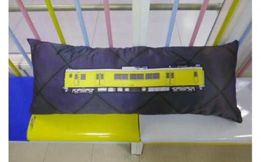 電車の抱き枕 JR宇部線・小野田線デザイン 100cm×40cm (現行色) ＪＲ西日本商品化許諾済 【山口県 宇部市 ＪＲ西日本 運行 宇部線  小野田線 国鉄 車両 105系 123系 駅名 文字 レイアウト 抱き枕 電車 枕 インテリア シック 普段使い 寝具 眠り コレクション 乗り物  ...