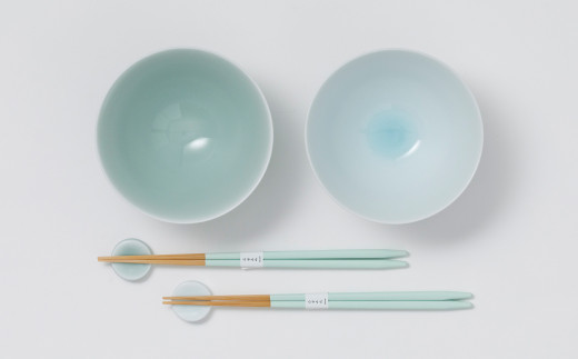 鍋島虎仙窯】伊万里焼／青磁と青白磁の夫婦茶碗+箸置き+お箸 6点セット