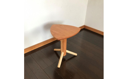 ビグロスツール：三角形の座面に六角形の支柱の3本脚スツール