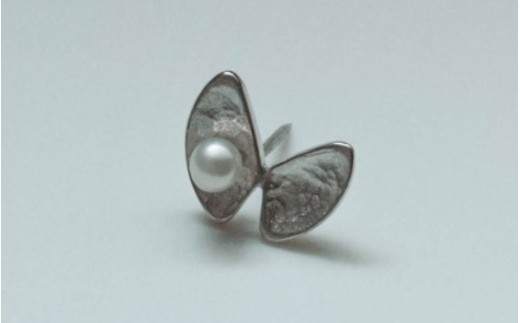 びわ湖真珠ひと粒付き シルバーピンブローチ（池蝶貝デザイン）[JS001