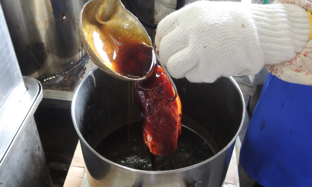 自家製のタレを何度も、何度もかけて焼き上げていきます。