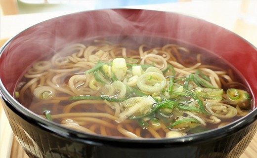 まずは熱々のお蕎麦を用意して…