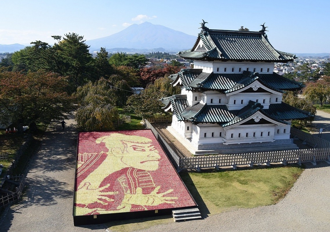 弘前城の横につくられたリンゴアート