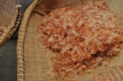 削りたてのカツオ節。味も香りも最高のものをお届けします!