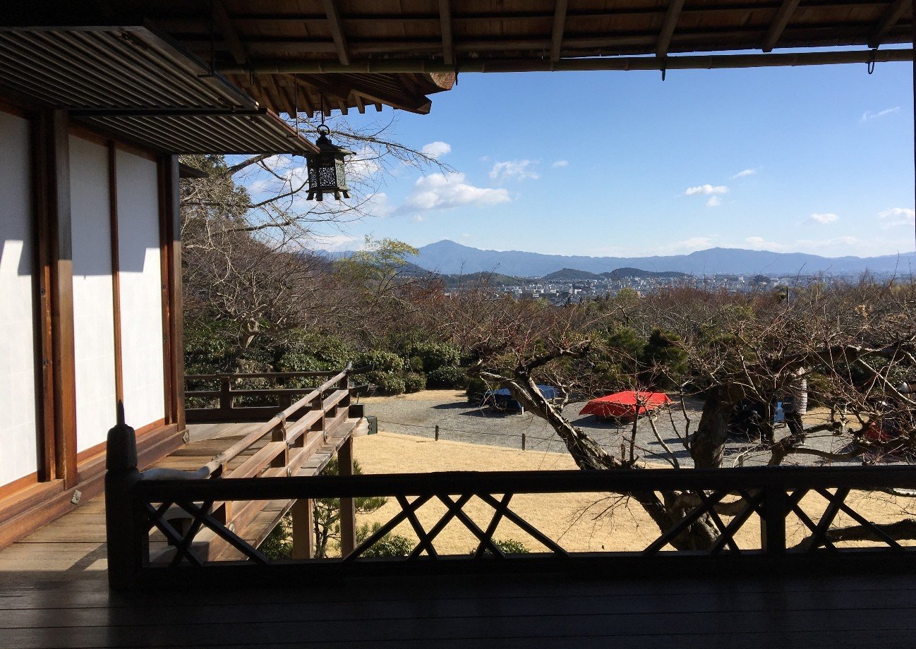 「大乗閣」からの眺望。双ヶ岡の向こうに比叡山を望みます。