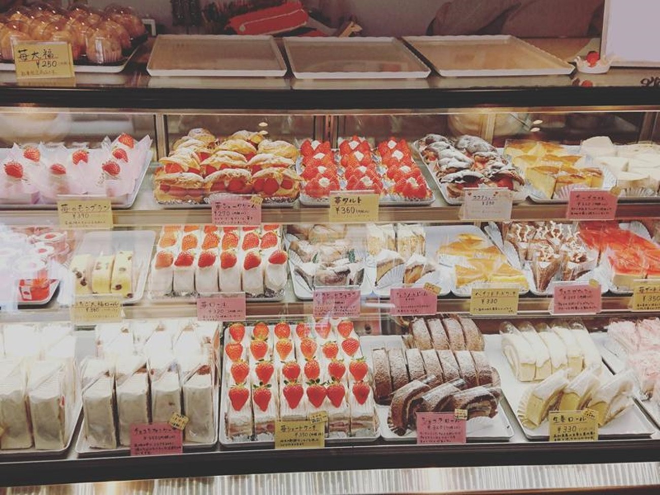 実店舗ではたくさんのケーキがお出迎えいたします!