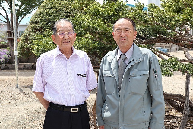 生産者：柳瀬健三さん（右）