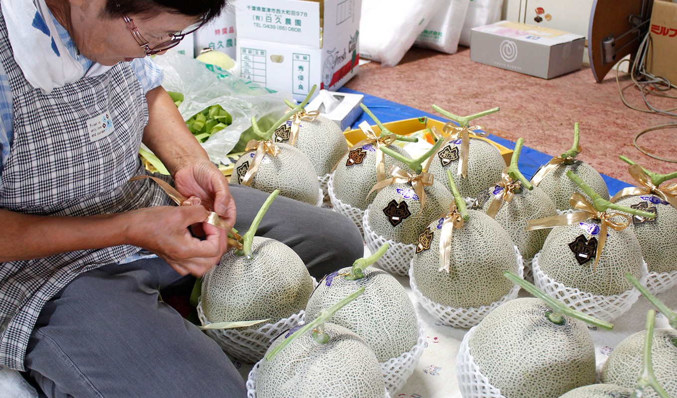 手にされた方が喜んでいただけるよう、1玉ずつ丁寧に飾り付けしています