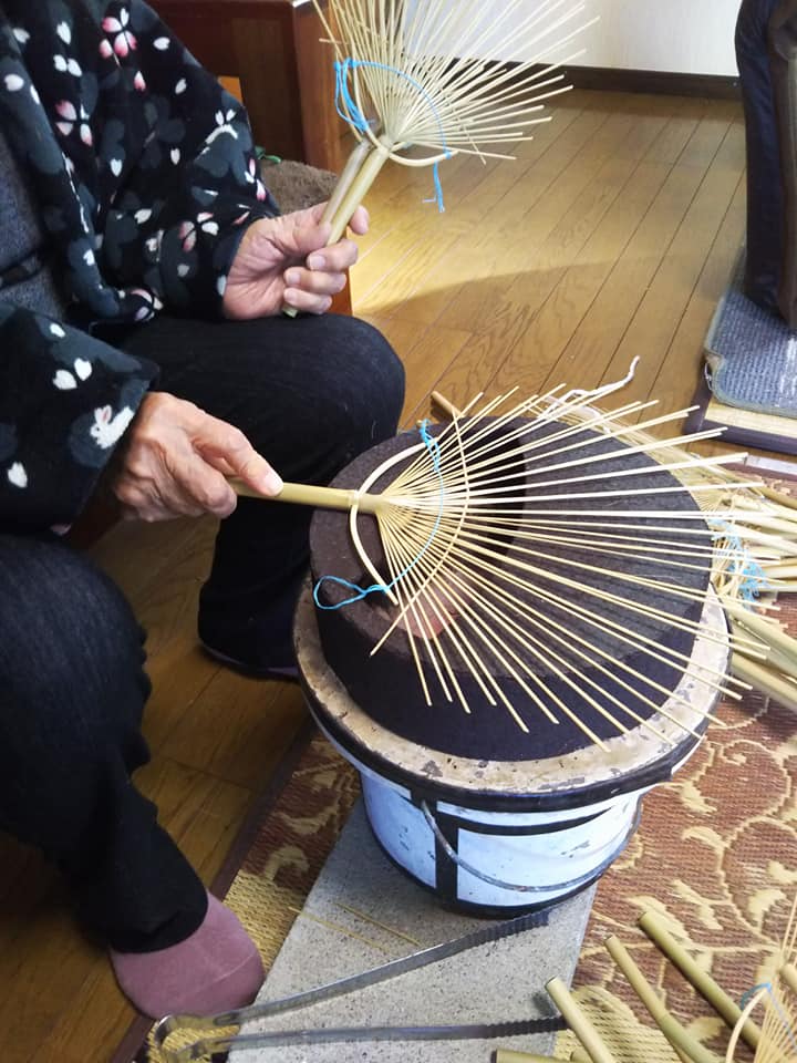 炭火による焼き入れ作業は熱さとの闘い
