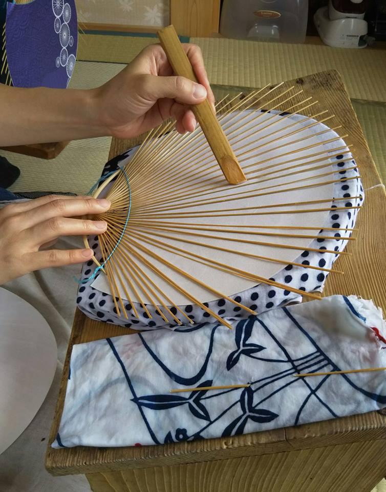 骨を一本ずつ等間隔に広げる「骨分け」の作業