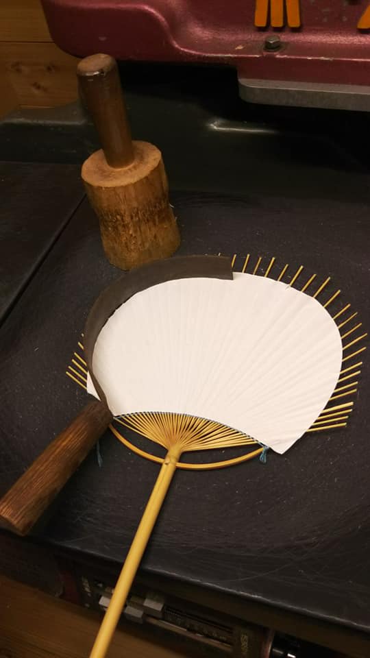 1本のうちわを片側ずつ裁断