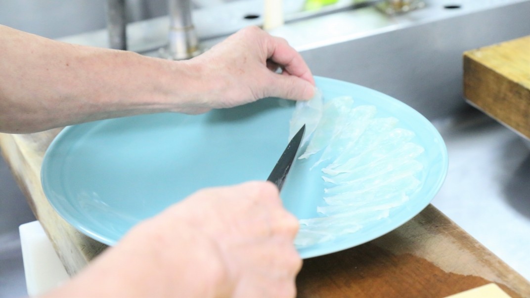 直径約30cmのお皿へ、一枚一枚丁寧に盛り付けていきます