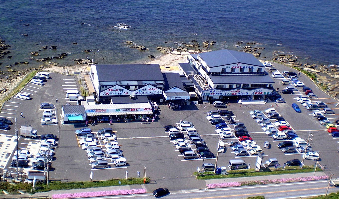 「天然温泉 海辺の湯 金谷店」併設。目の前の海で磯遊びも楽しめます♪