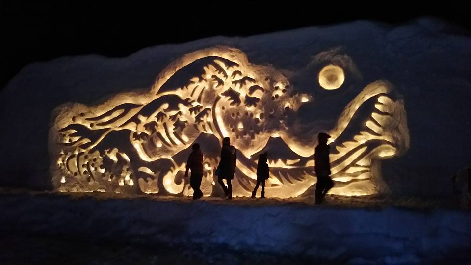 2月の雪あかり。町内全体があたたかい灯りにつつまれる一夜