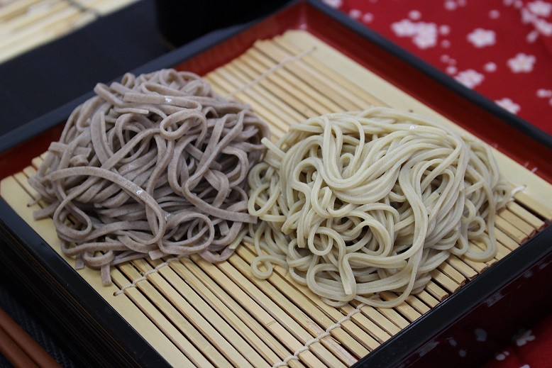 画像のそばは、ふつうのそば(左)と韃靼そば(右)です
