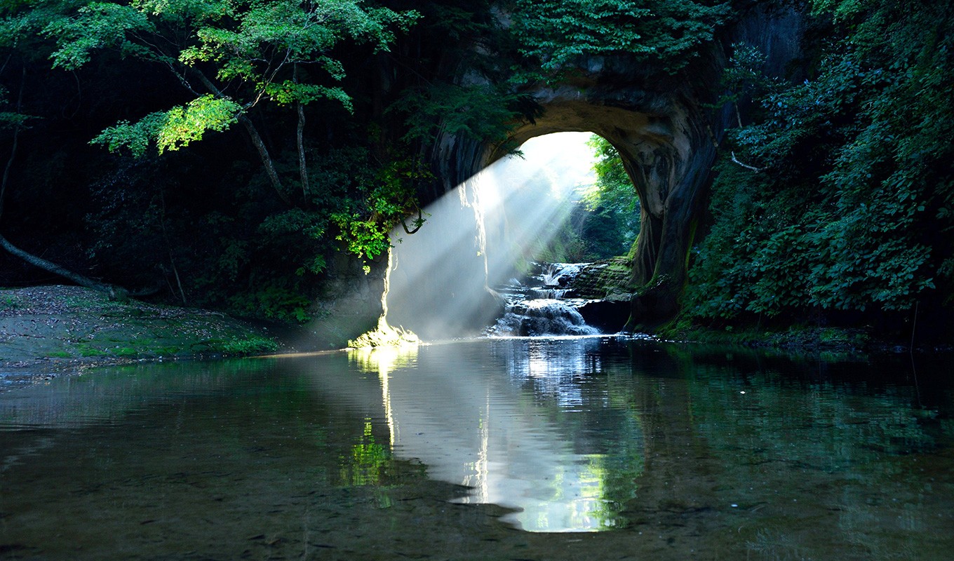 SNSで話題沸騰!「濃溝の滝・亀岩の洞窟」までは車で6分!