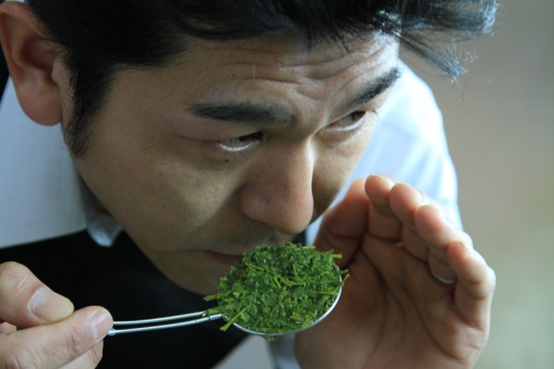 茶の検査・審査をする三重大製茶・渡邉貴広