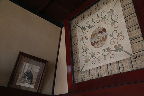 客間には、菊花紋章が刺繍されたお品が飾られています。