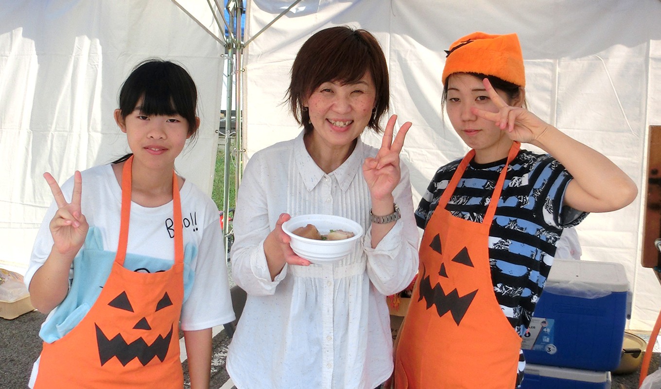 GOOWフェスin横芝光町で地元の魅力をアピールする田北さん(中央)