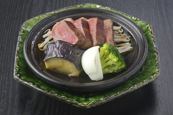 和牛ロース肉の陶板焼き(プラス800円)
