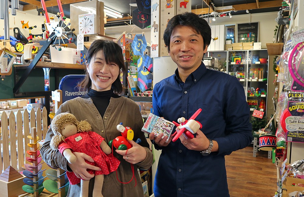 「ゆかいなさかな」店長の黒川昌樹さんと奥様の花奈さん。