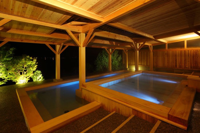 「露天桧風呂」ではヒノキの温もりと絶景を一度に味わえます。