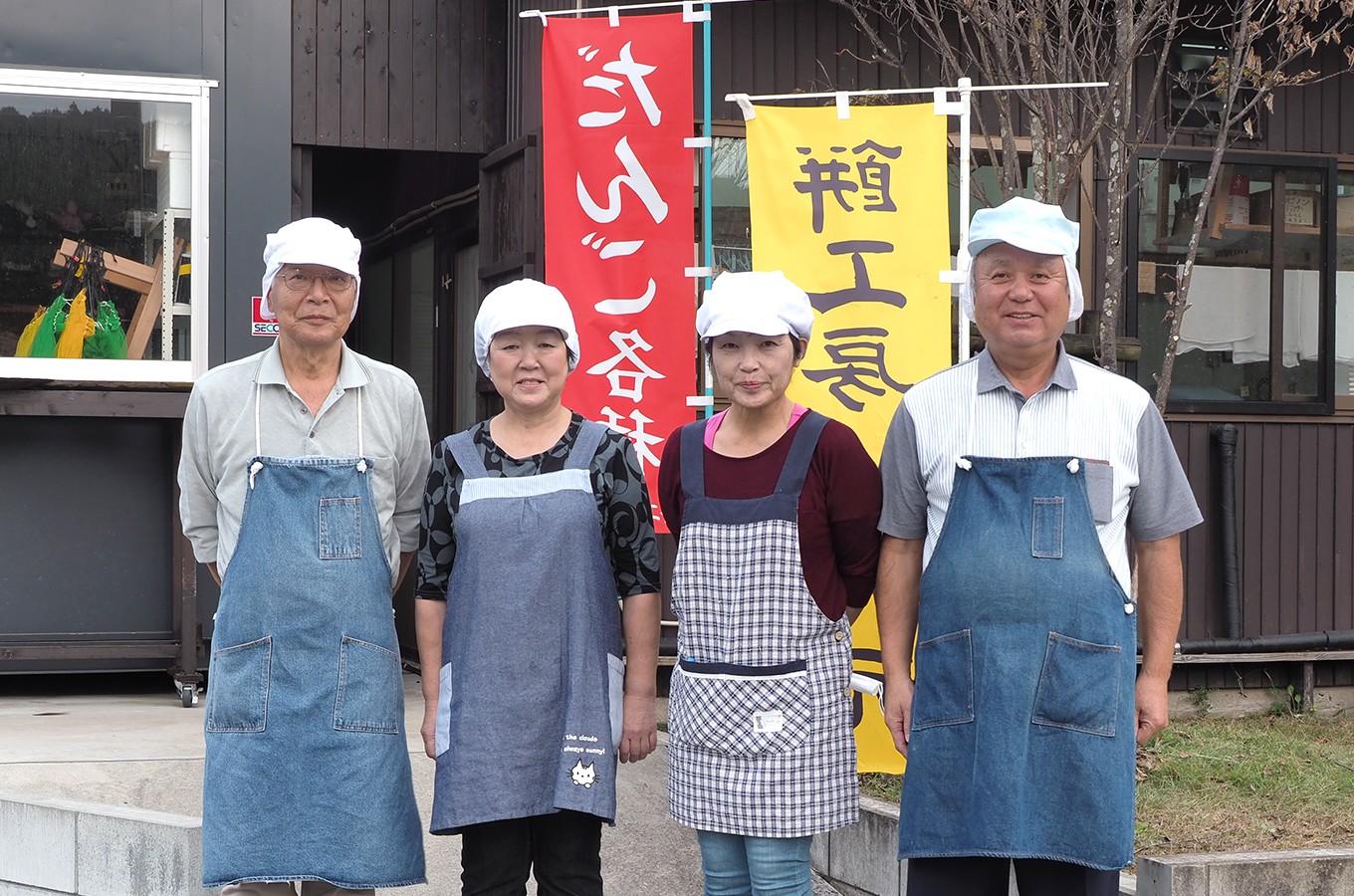 工房スタッフ。写真右が、会長の三幣保夫