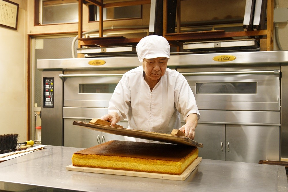 職人が一つの焼き釜で昔ながらの製法を守りながら心をこめて焼いています