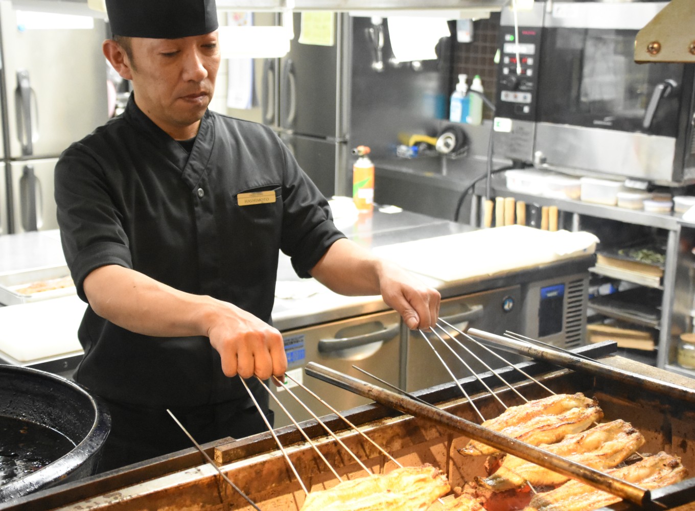 鰻ひとすじ30年の専属焼き職人が1尾ずつの個性を見極め、焼き上げます