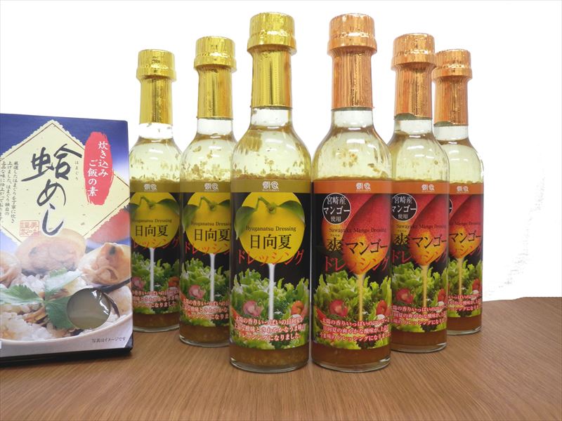 左からはまぐり飯の素、日向夏ドレッシング、爽マンゴードレッシング