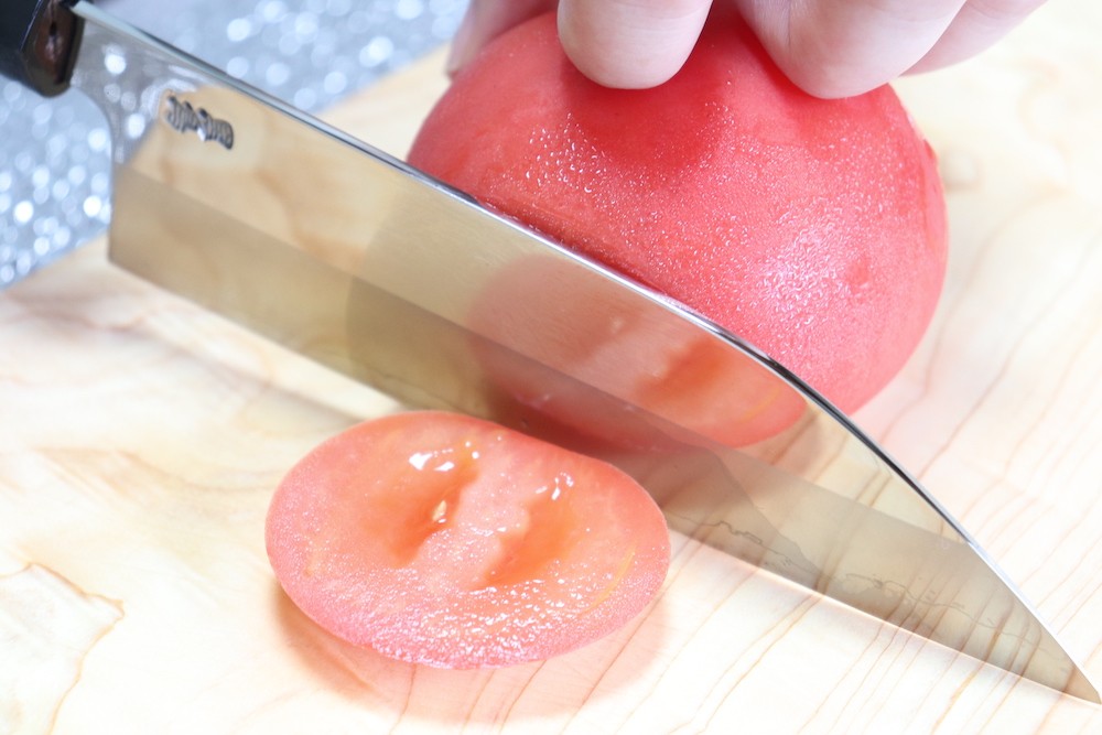 トマトの皮も潰れることなくスパッと切れます。