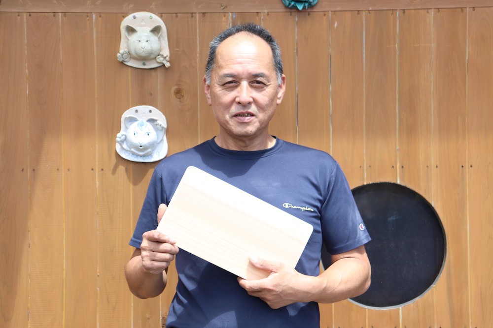 中平木工所の中平浩さん。木材を駆使して何でも製作する猫好きの匠です。